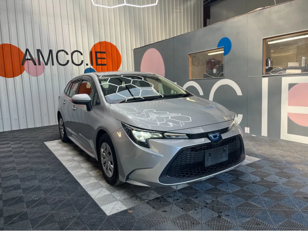 Toyota Corolla ONLY €17950! 1.8 HYRBID / 112k KMs - Image 1