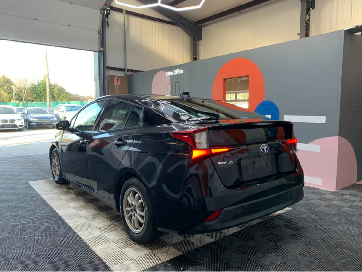Toyota Prius 1.8 HYBRID / 68k KMs / Cruise Control - Image 4