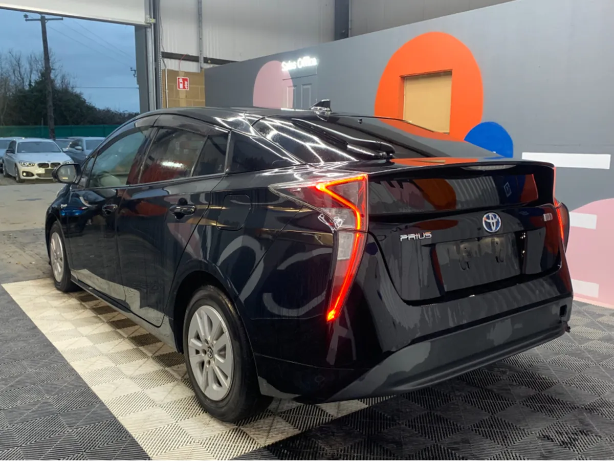 Toyota Prius TOYOTA PRIUS / 120k KMs / Reverse Cam - Image 4