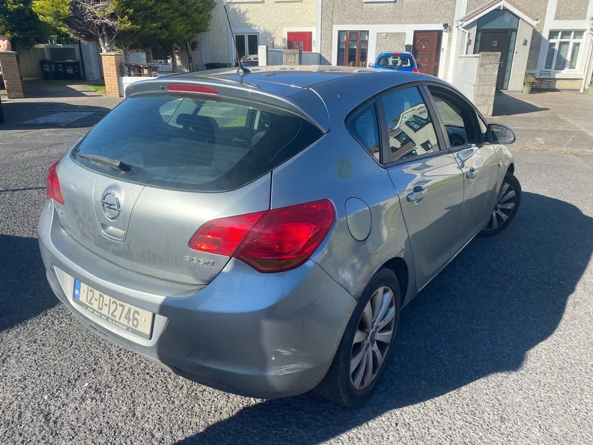 Opel Astra 2012 - Image 2