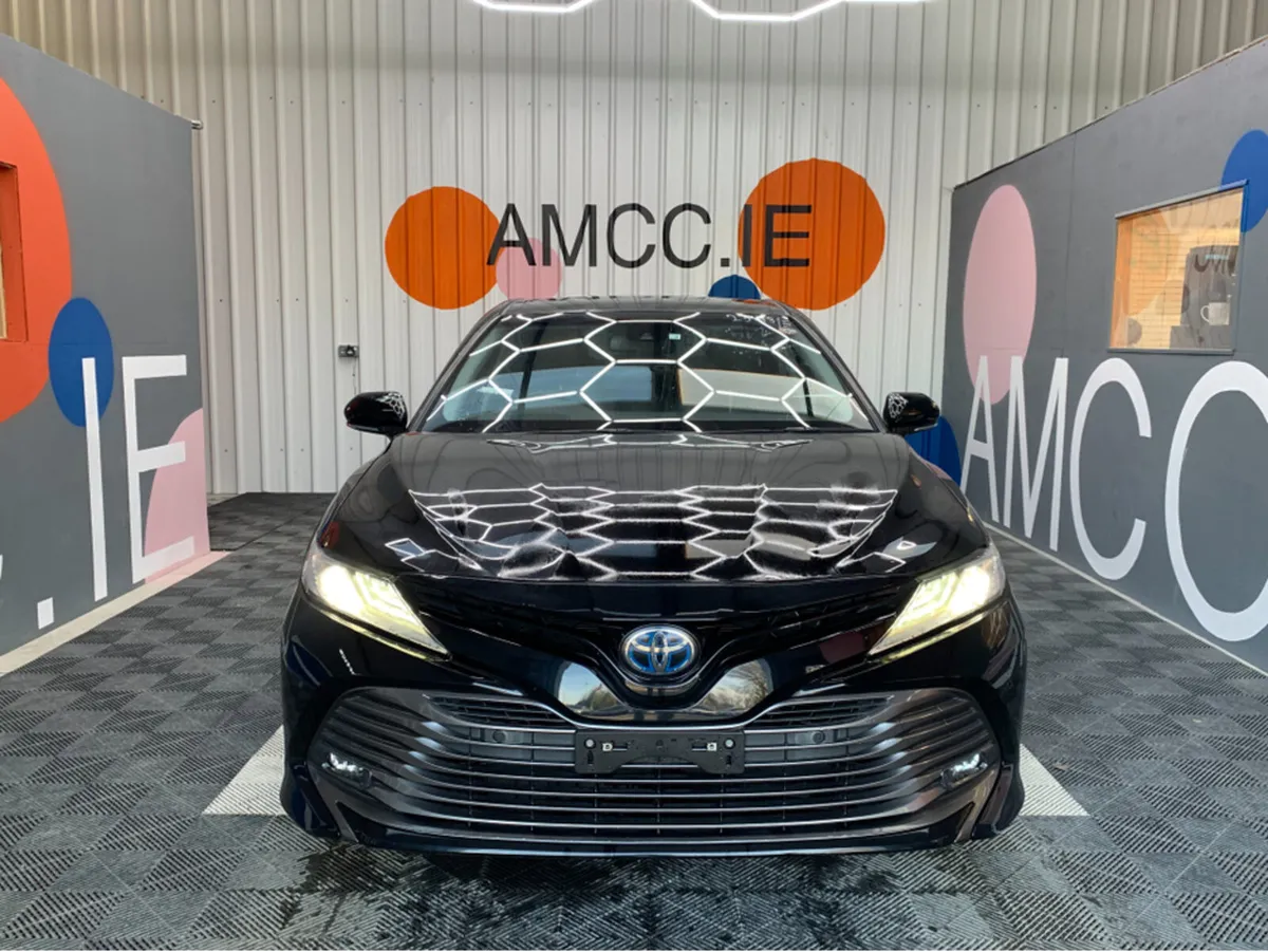 Toyota Camry 2.5 HYBRID AUTOMATIC / 68k KMs / Heat - Image 2