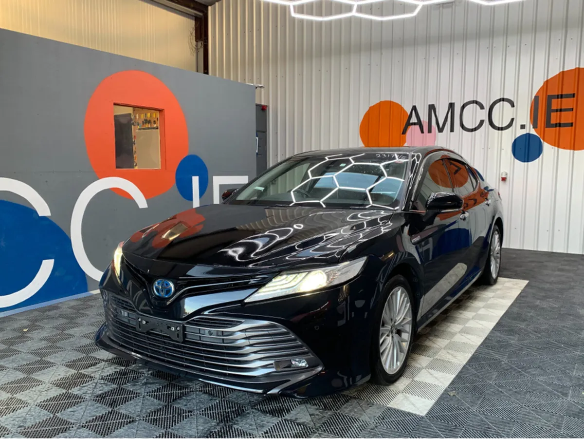 Toyota Camry 2.5 HYBRID AUTOMATIC / 68k KMs / Heat - Image 3