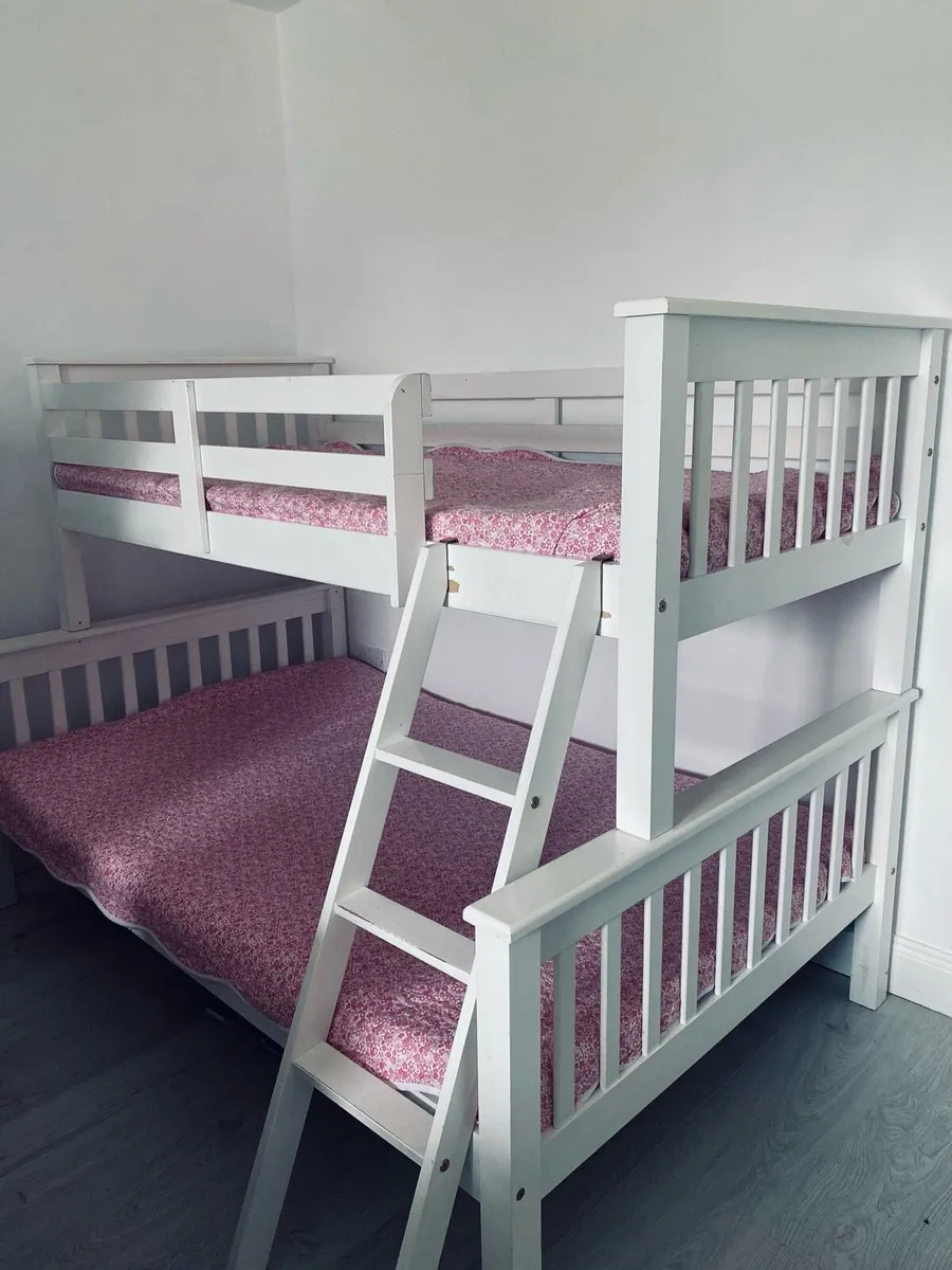 Bunk bed with new opened mattress - Image 1