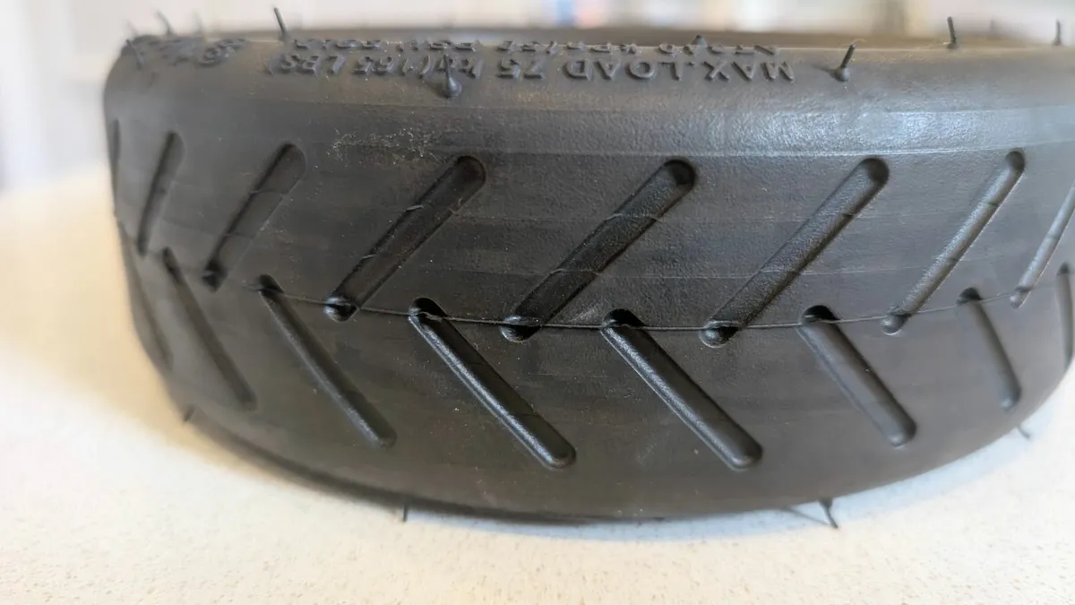 Xiaomi Mi 3 Escooter Charger & Tyre - Image 2