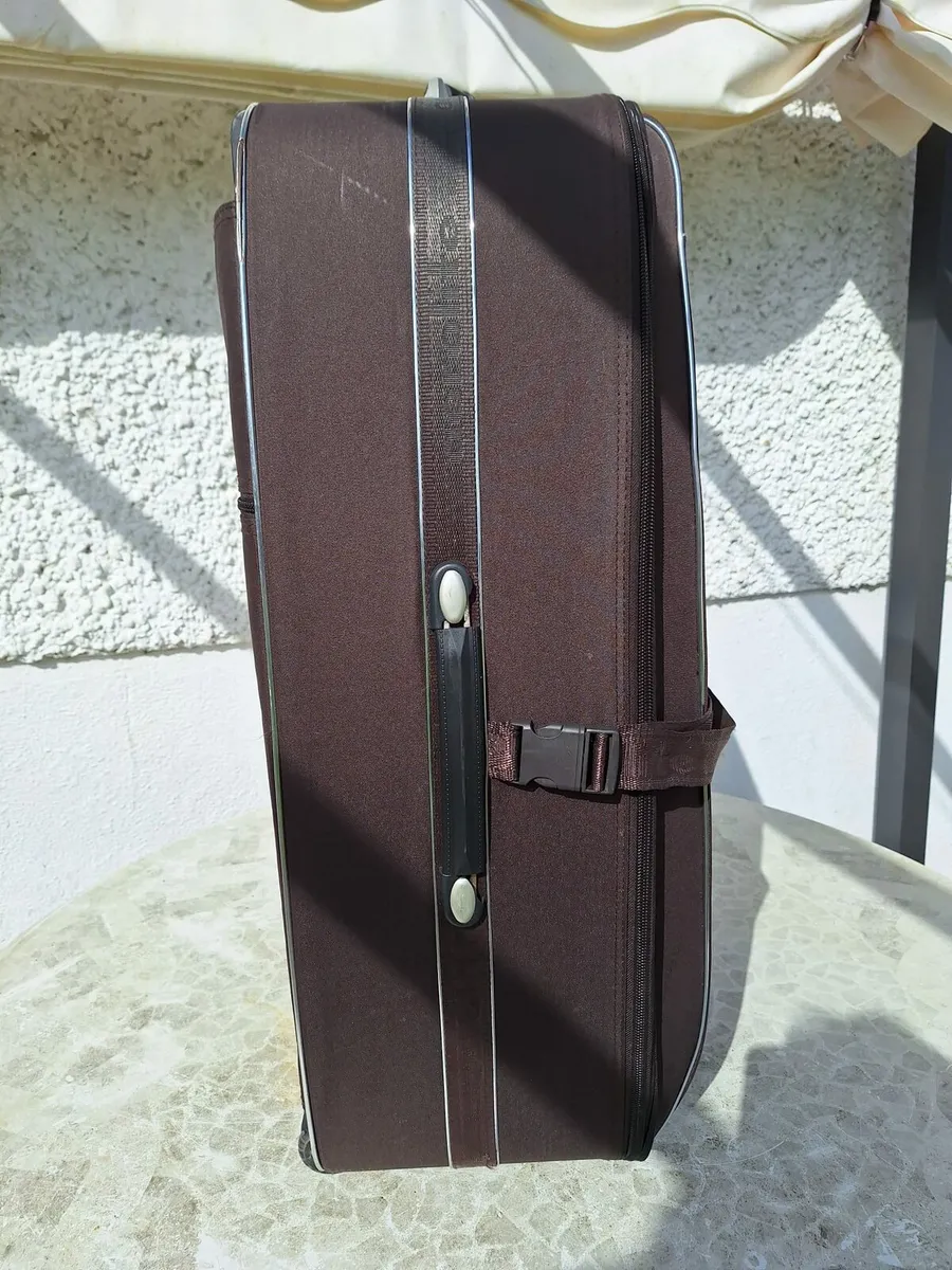 4 odd suitcases - Image 4