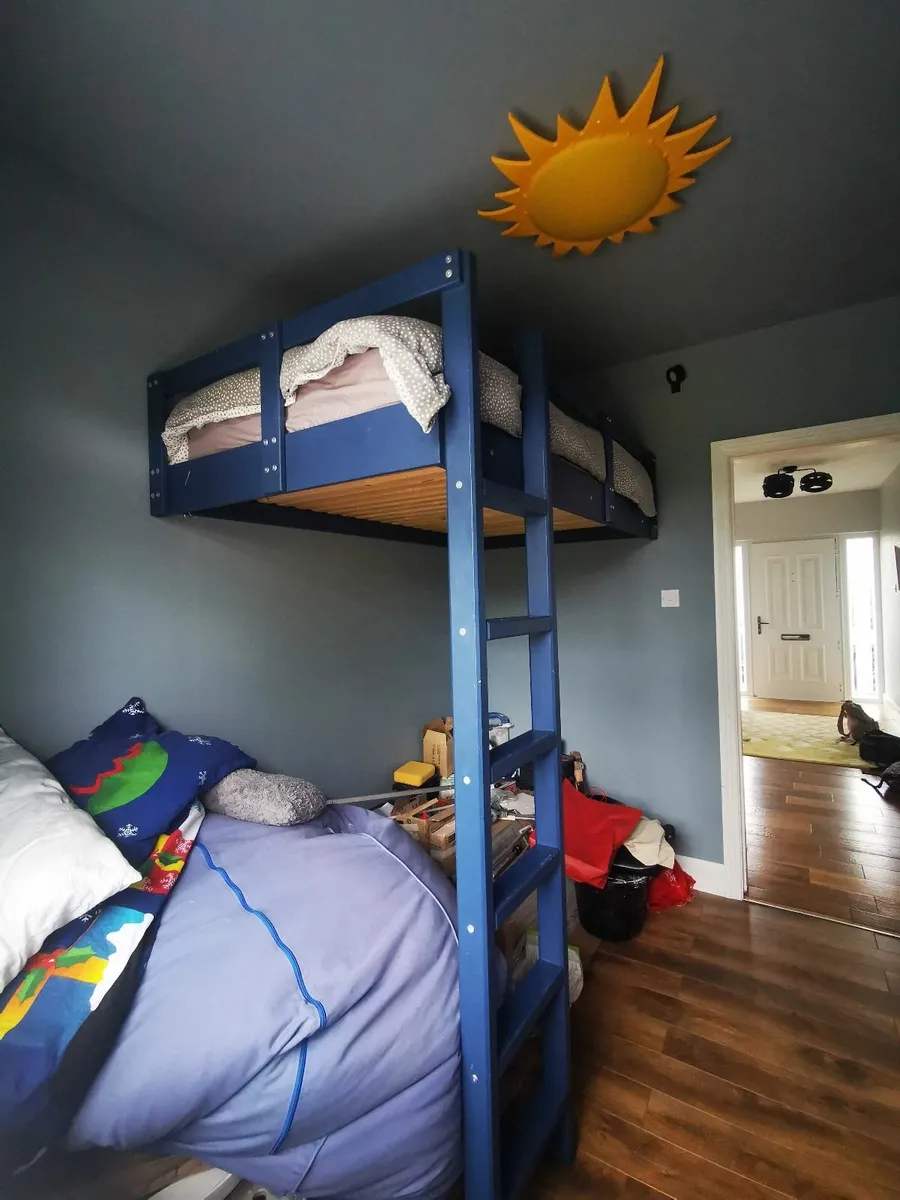 Bed - Image 1