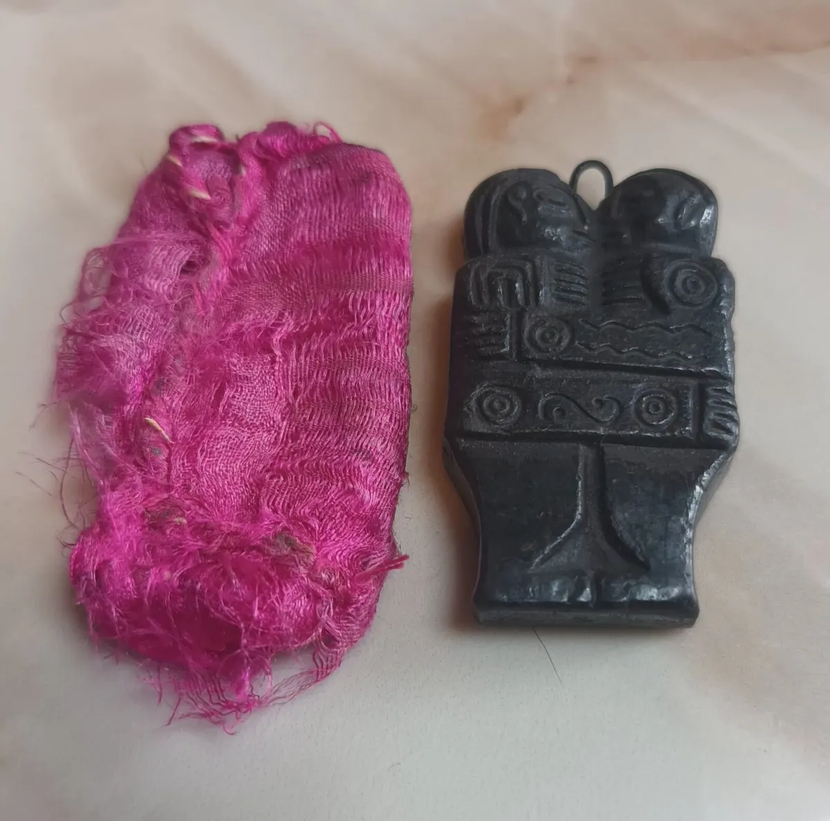 Pendant of Mayan lovers, D18 post 2e - Image 1