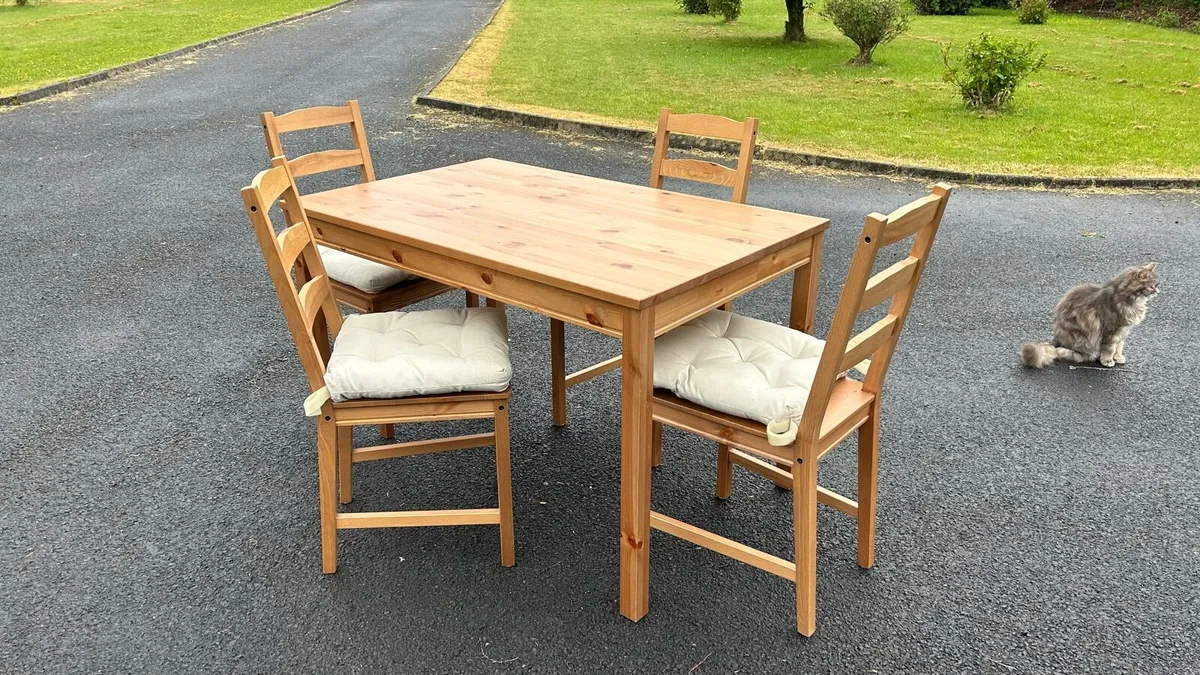 Table and chairs - Image 1
