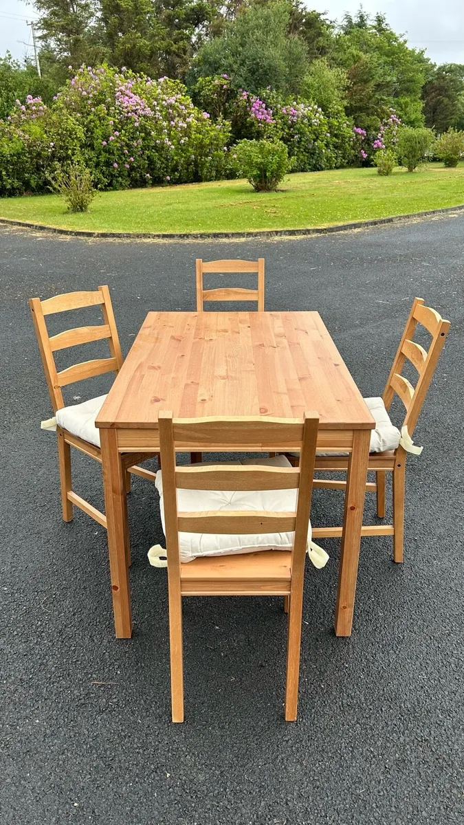 Table and chairs - Image 2
