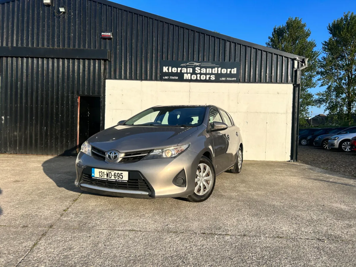 2013 Toyota Auris - Image 2