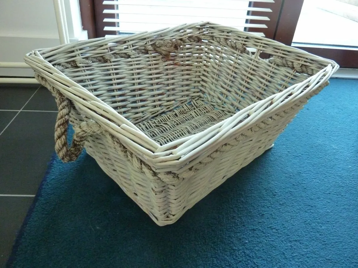 Large wicker basket - Image 1