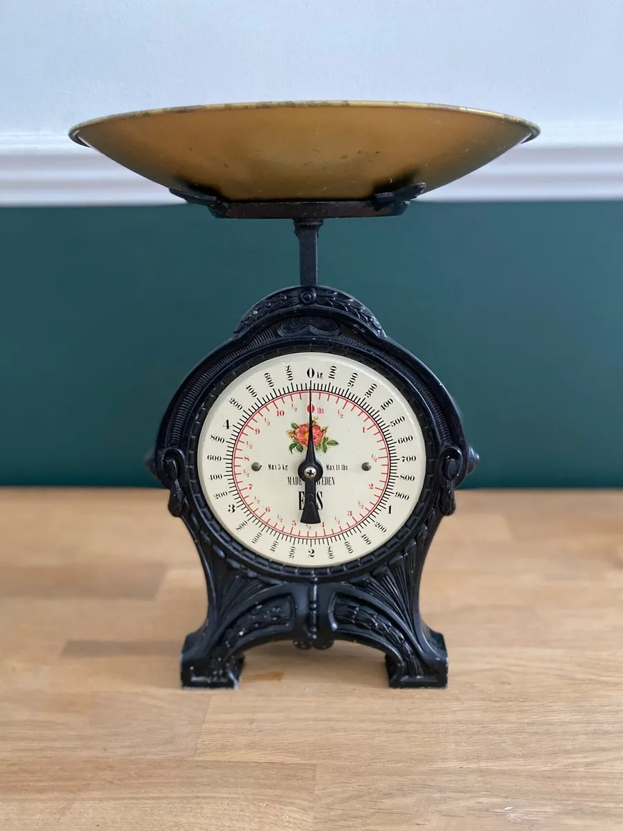 Vintage weighing scales - Image 1