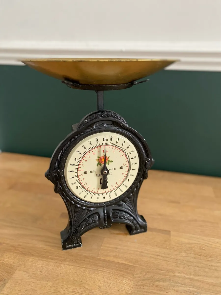 Vintage weighing scales - Image 2