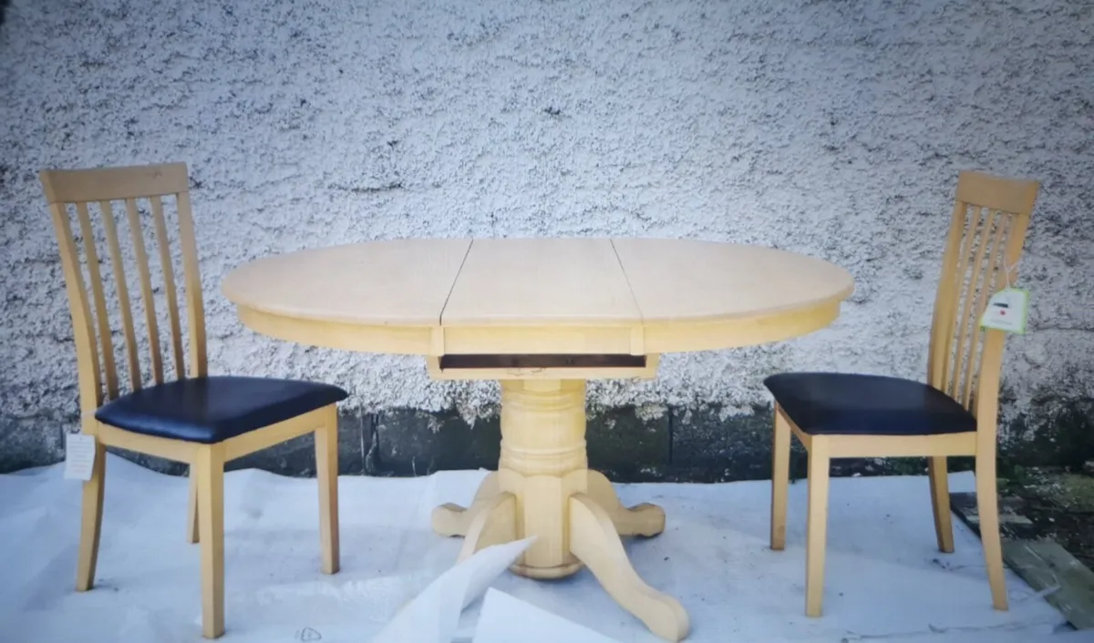 Table and chairs - Image 1