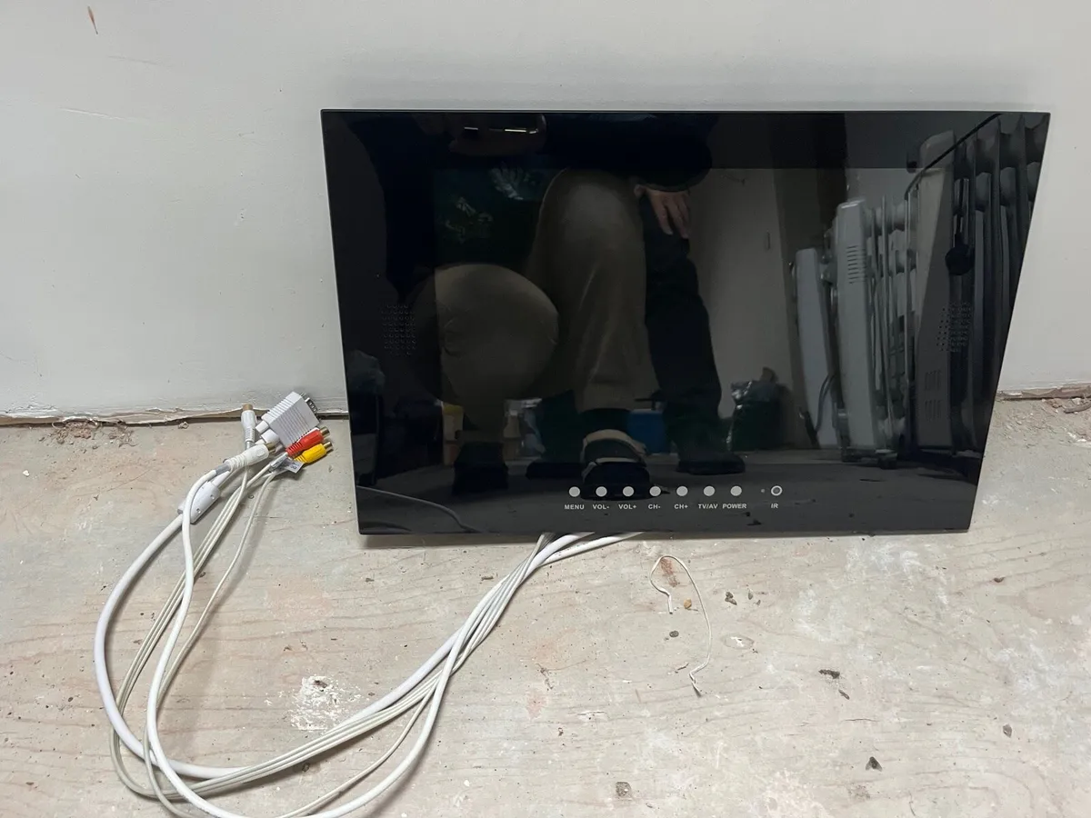 Waterproof tvs, ceiling speakers and TV bracket ey - Image 1