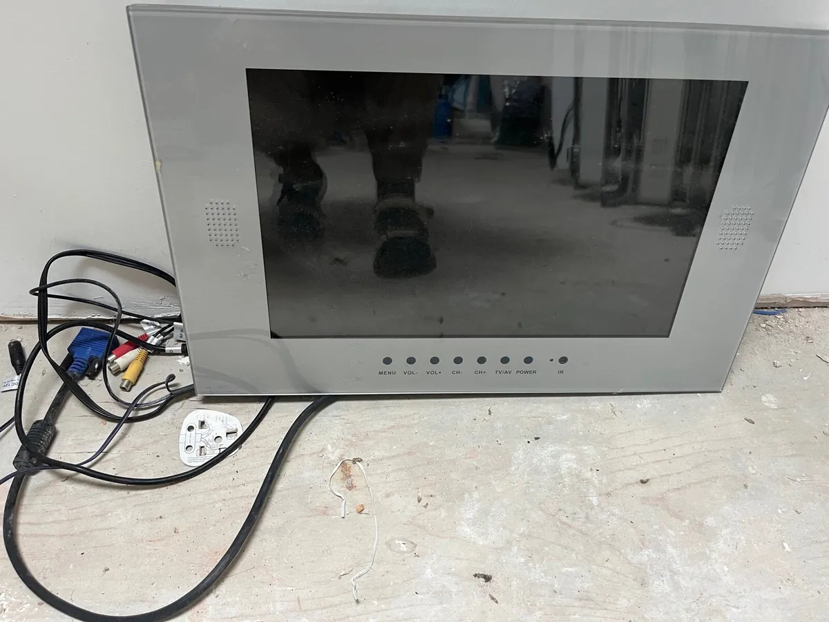 Waterproof tvs, ceiling speakers and TV bracket ey - Image 3