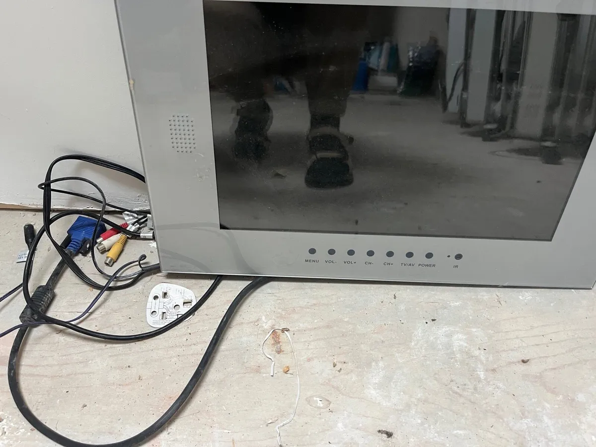 Waterproof tvs, ceiling speakers and TV bracket ey - Image 4