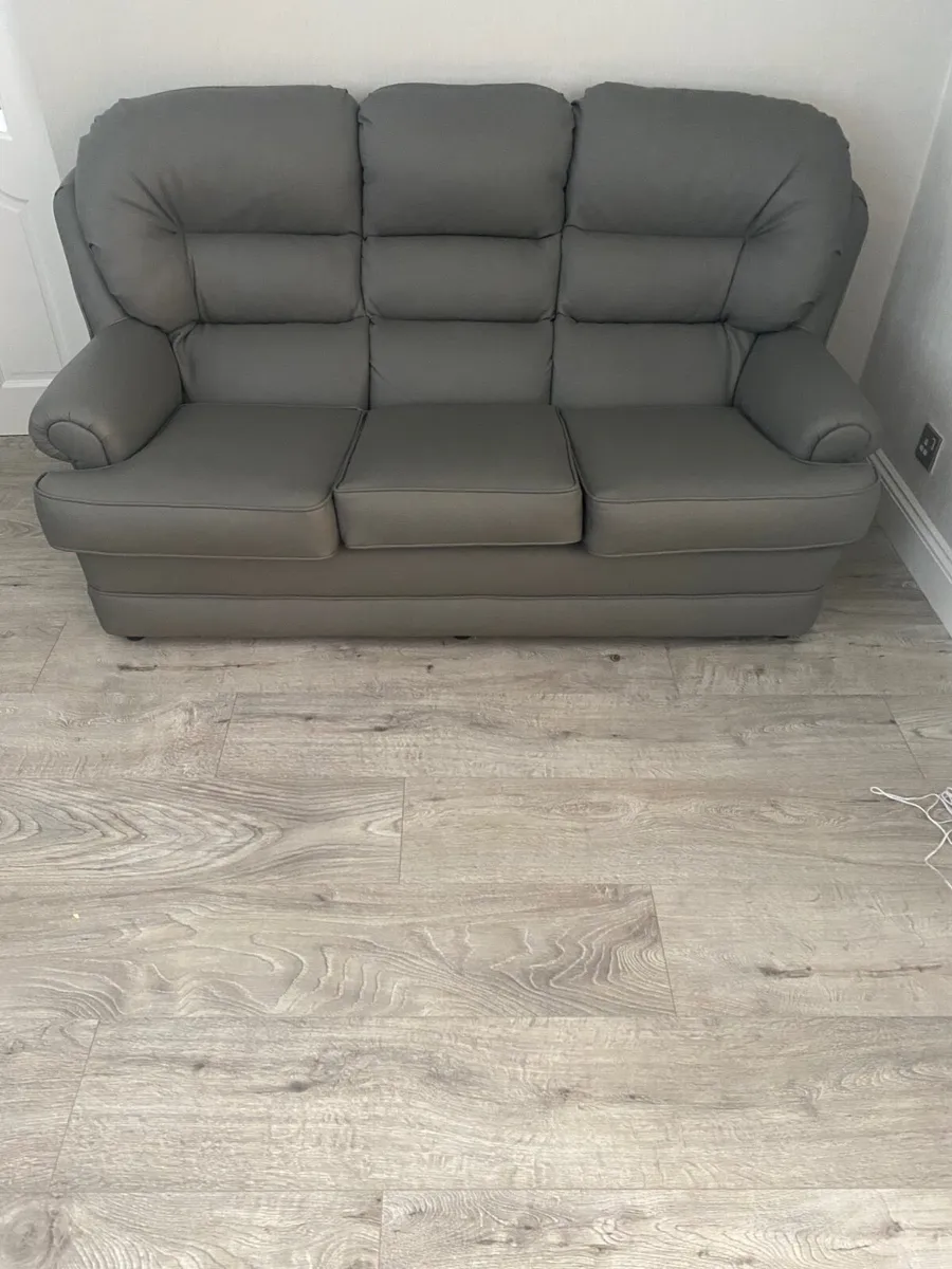Sofas: three and two piece sofa - Image 3