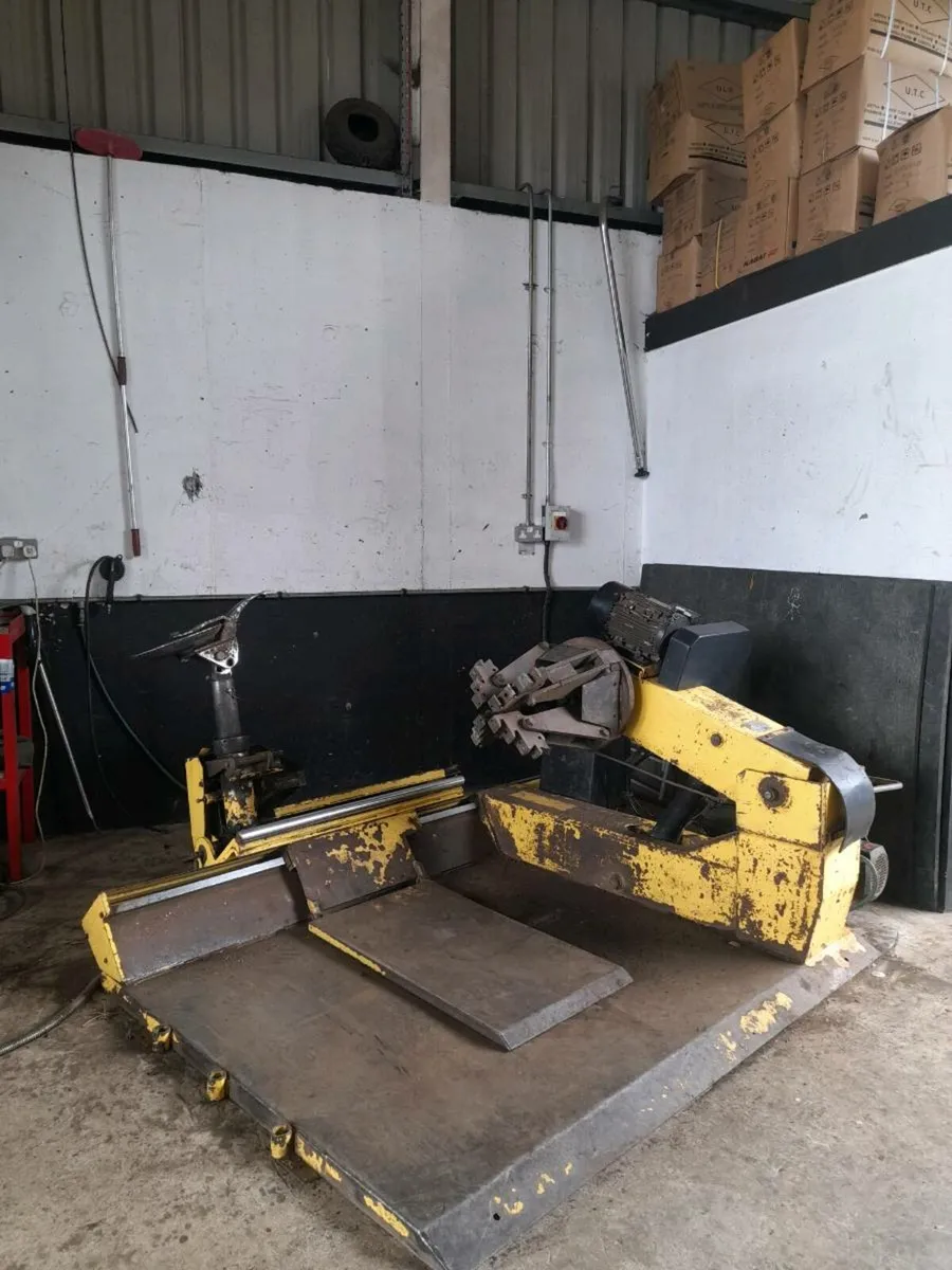 Dunlop Truck Tyre Machine - Image 1