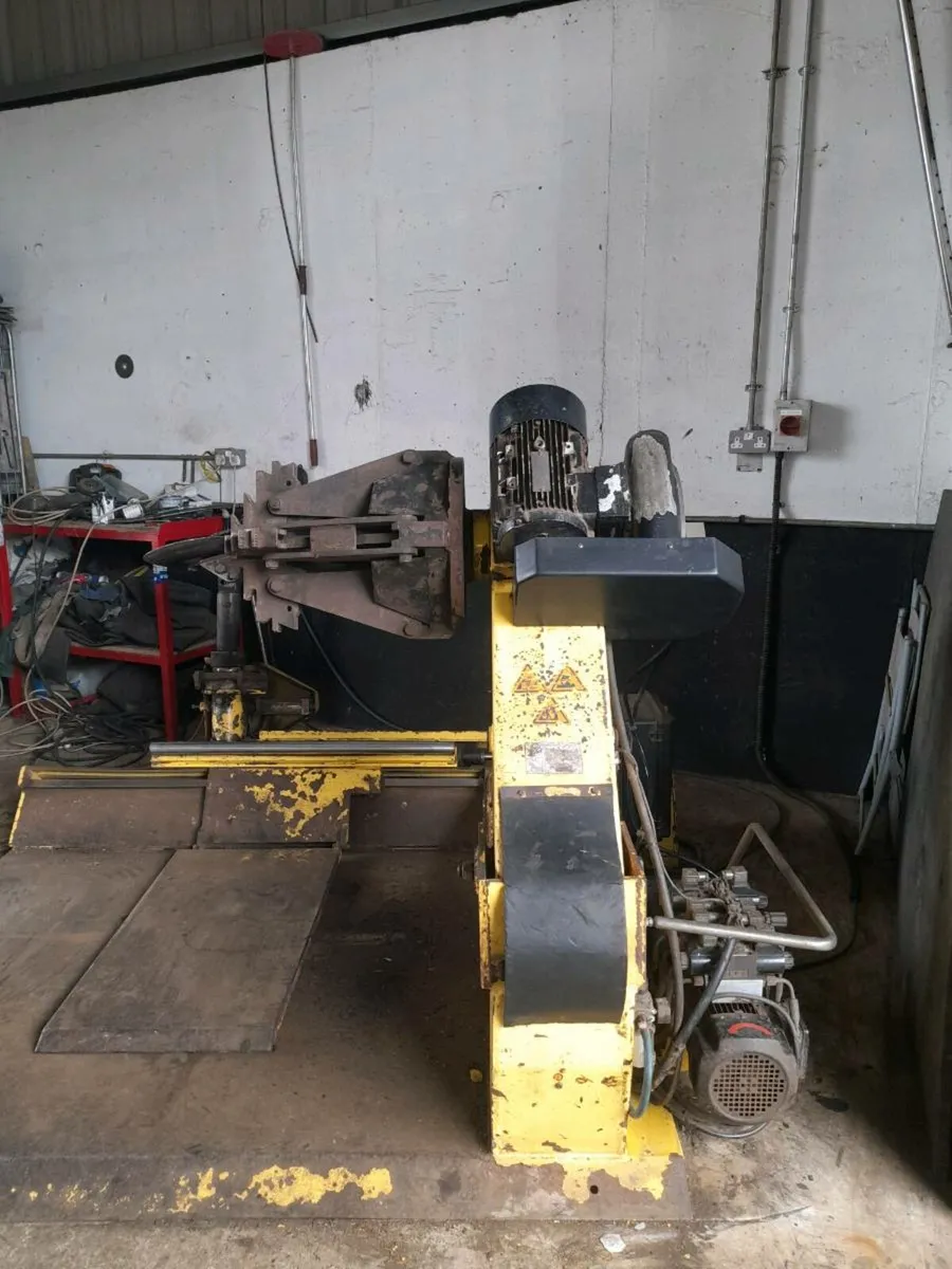 Dunlop Truck Tyre Machine - Image 2