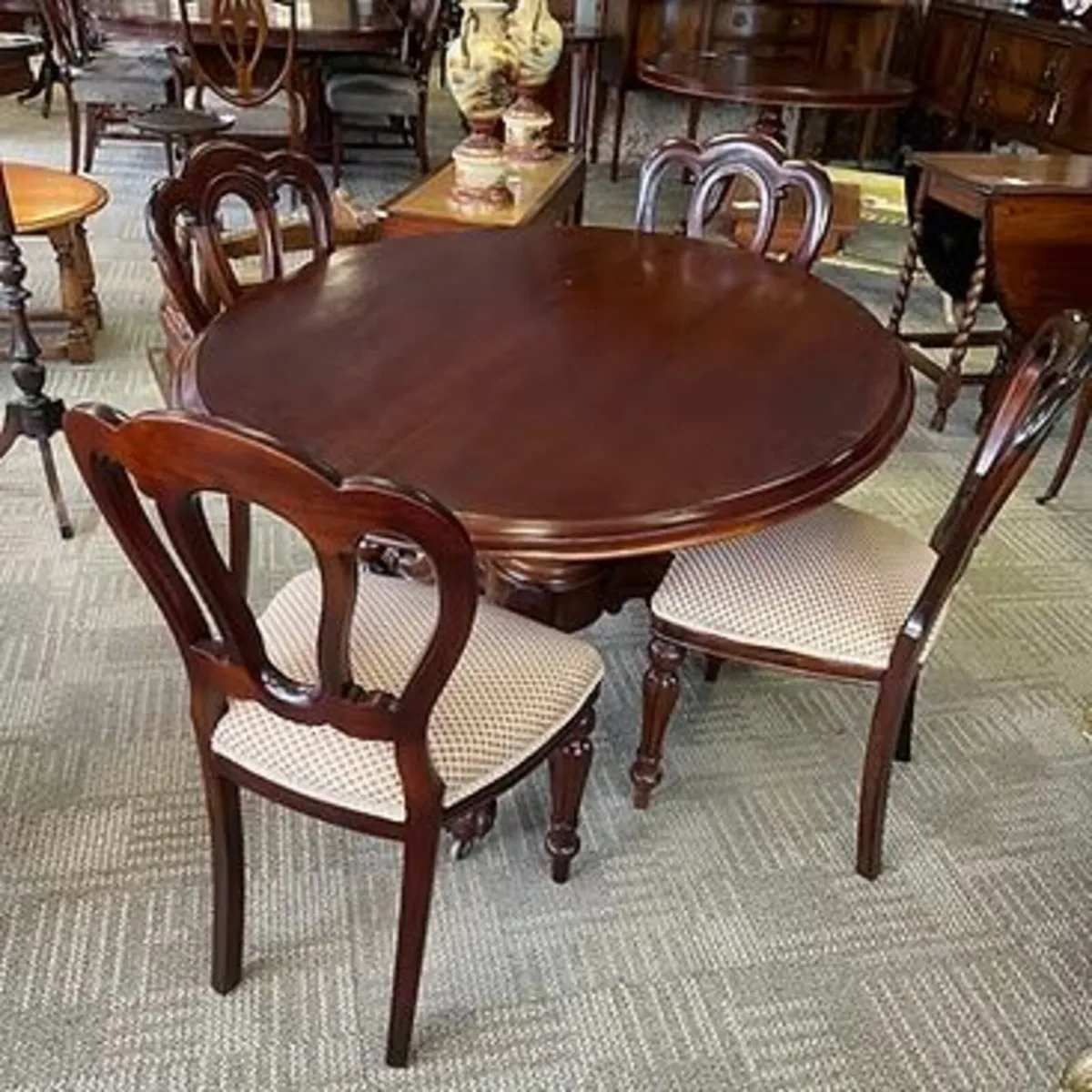 Fabulous mahogany Victorian oval dining table & 4 - Image 1