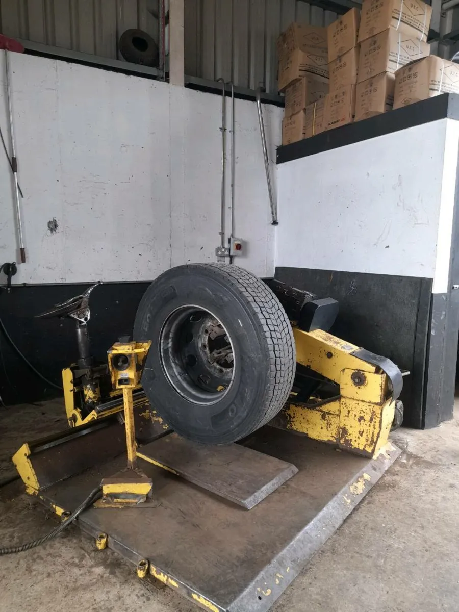 Dunlop Truck Tyre Machine - Image 3