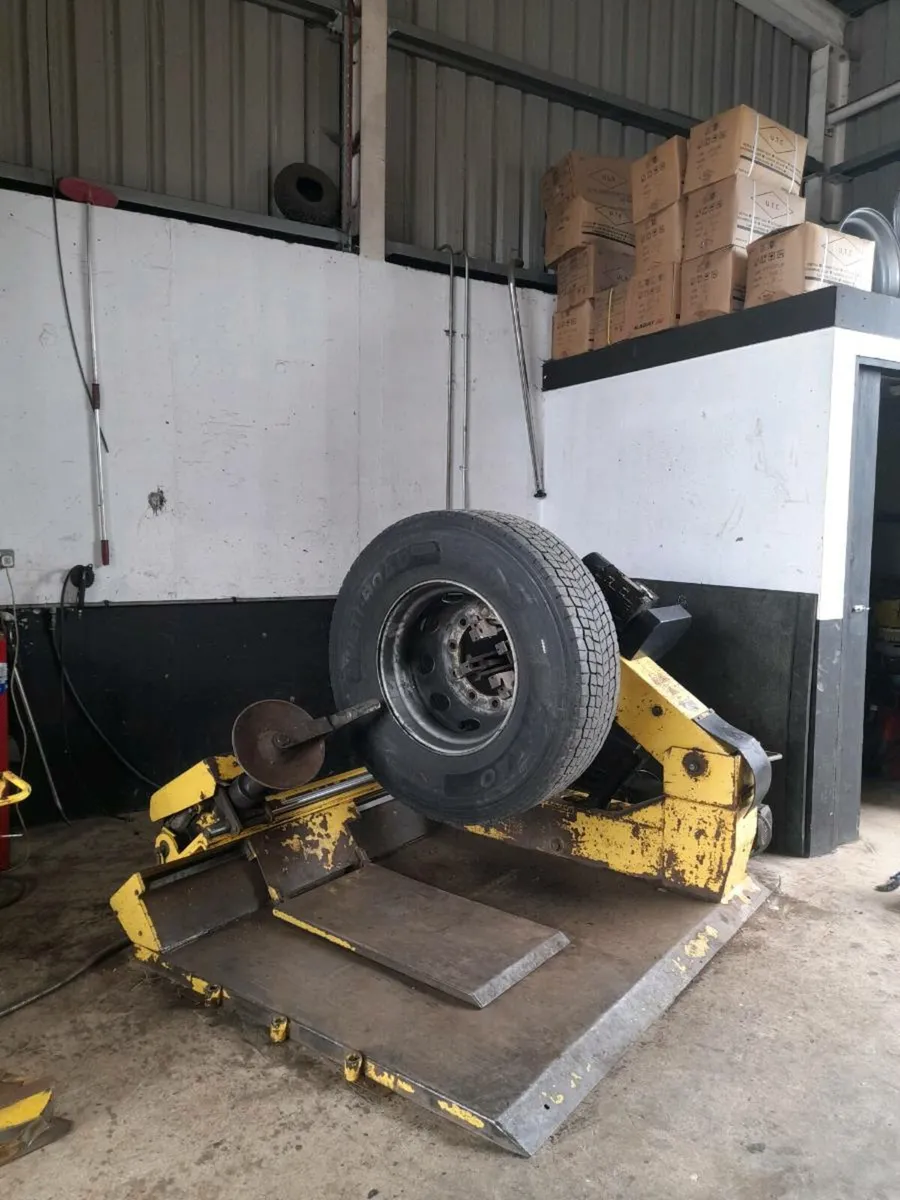 Dunlop Truck Tyre Machine - Image 4