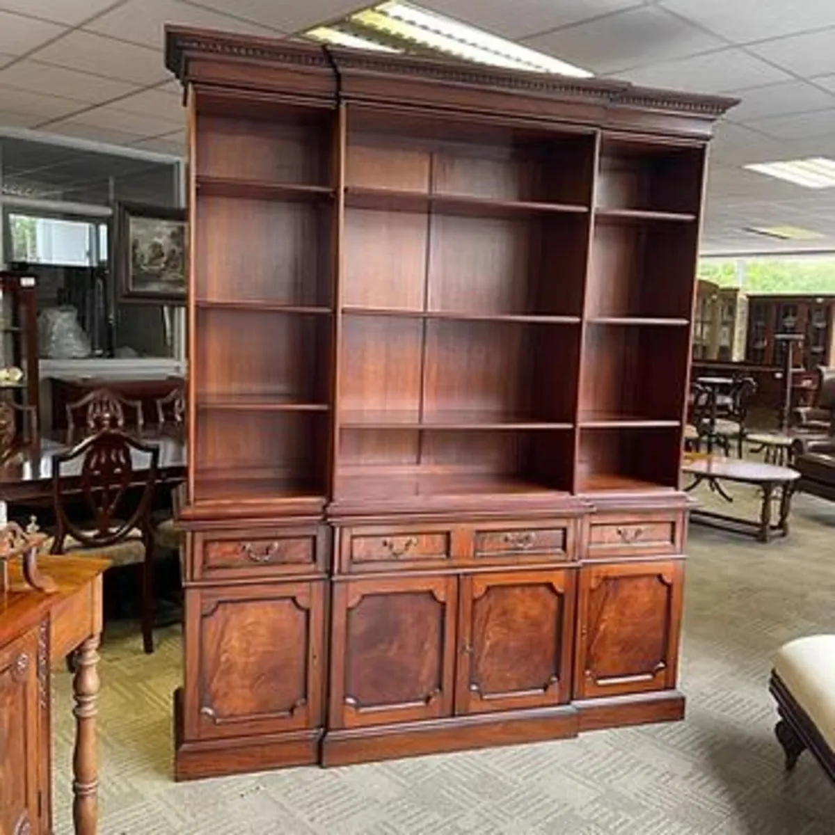 Fabulous mahogany open bookcase/display cabinet - Image 1