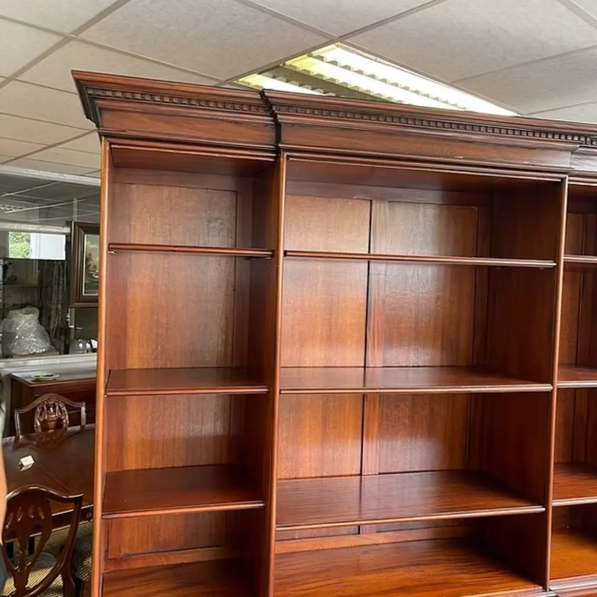 Fabulous mahogany open bookcase/display cabinet - Image 2