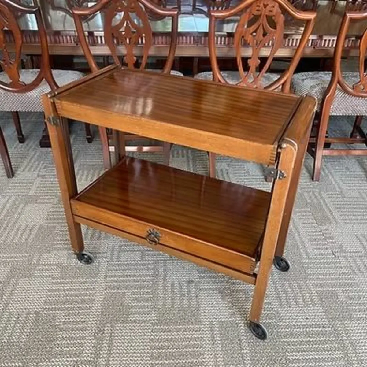 Stunning mahogany butlers pull out trolley - Image 1