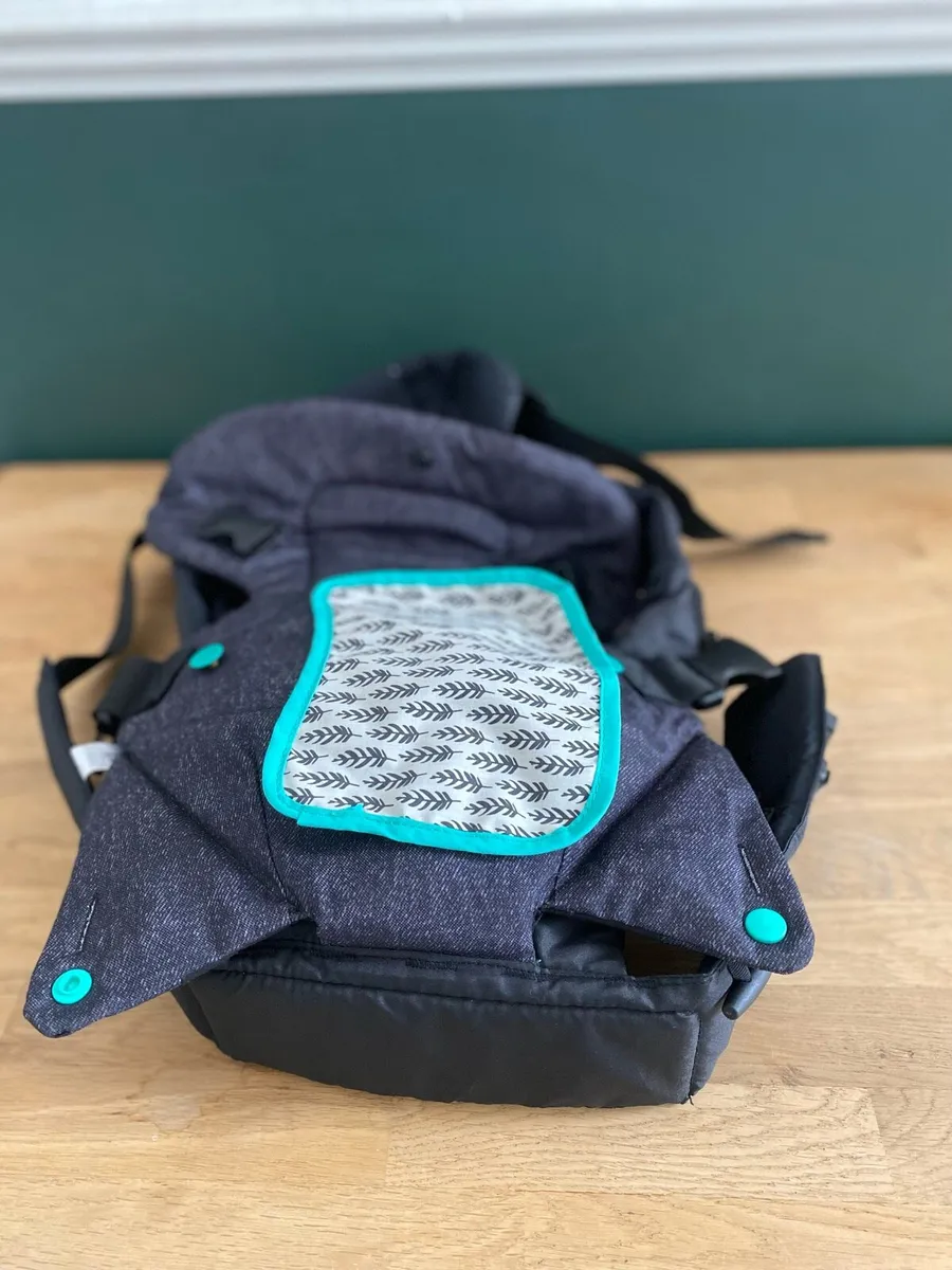 Free baby carriers x 2 - Image 4