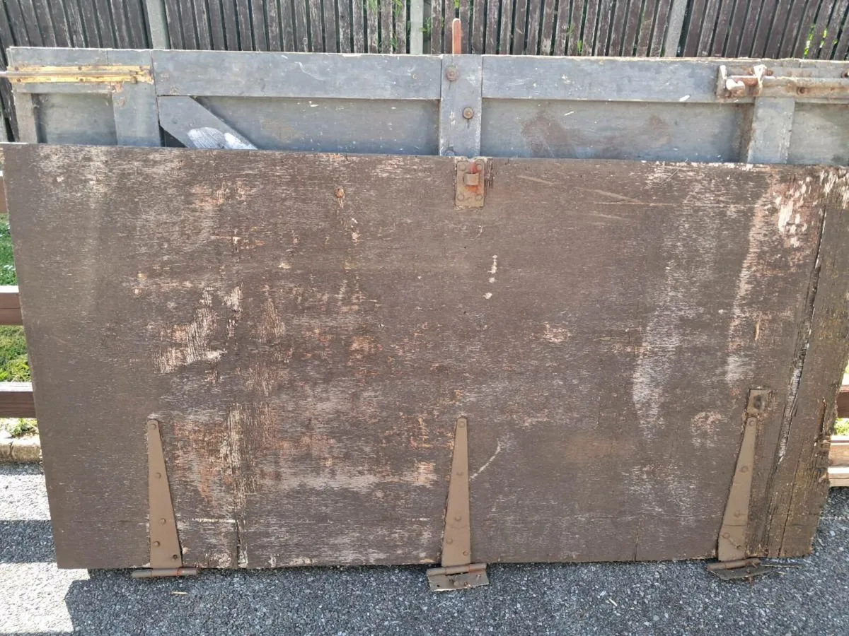 Pair of garage door - Image 1