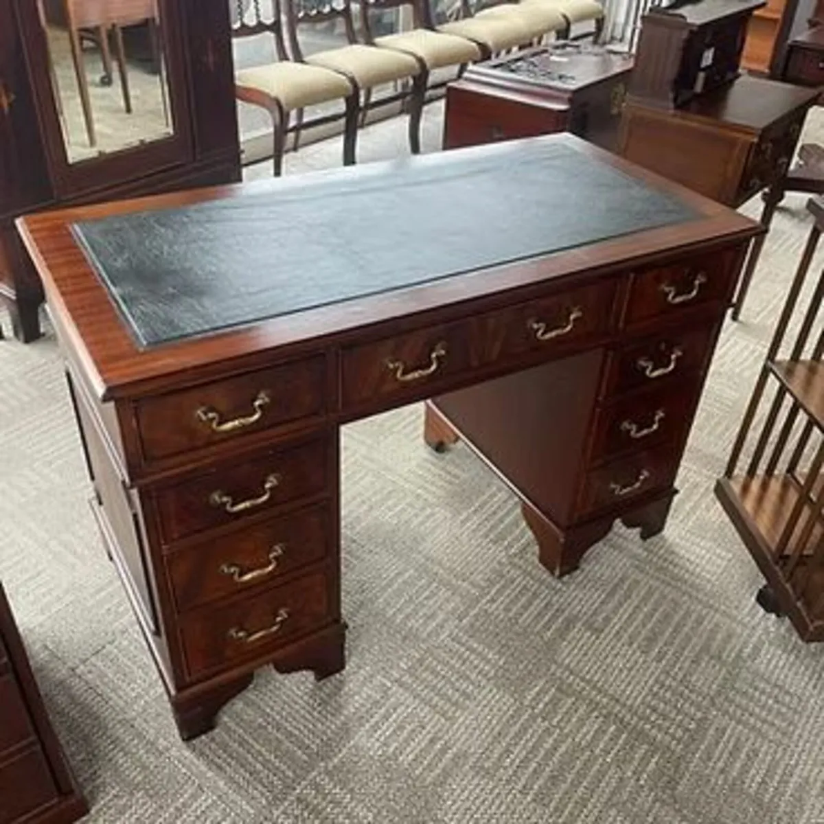 Beautiful mahogany twin pedestal writing desk - Image 1