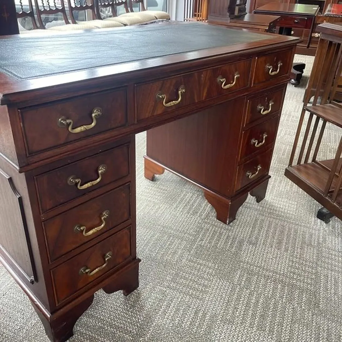 Beautiful mahogany twin pedestal writing desk - Image 3