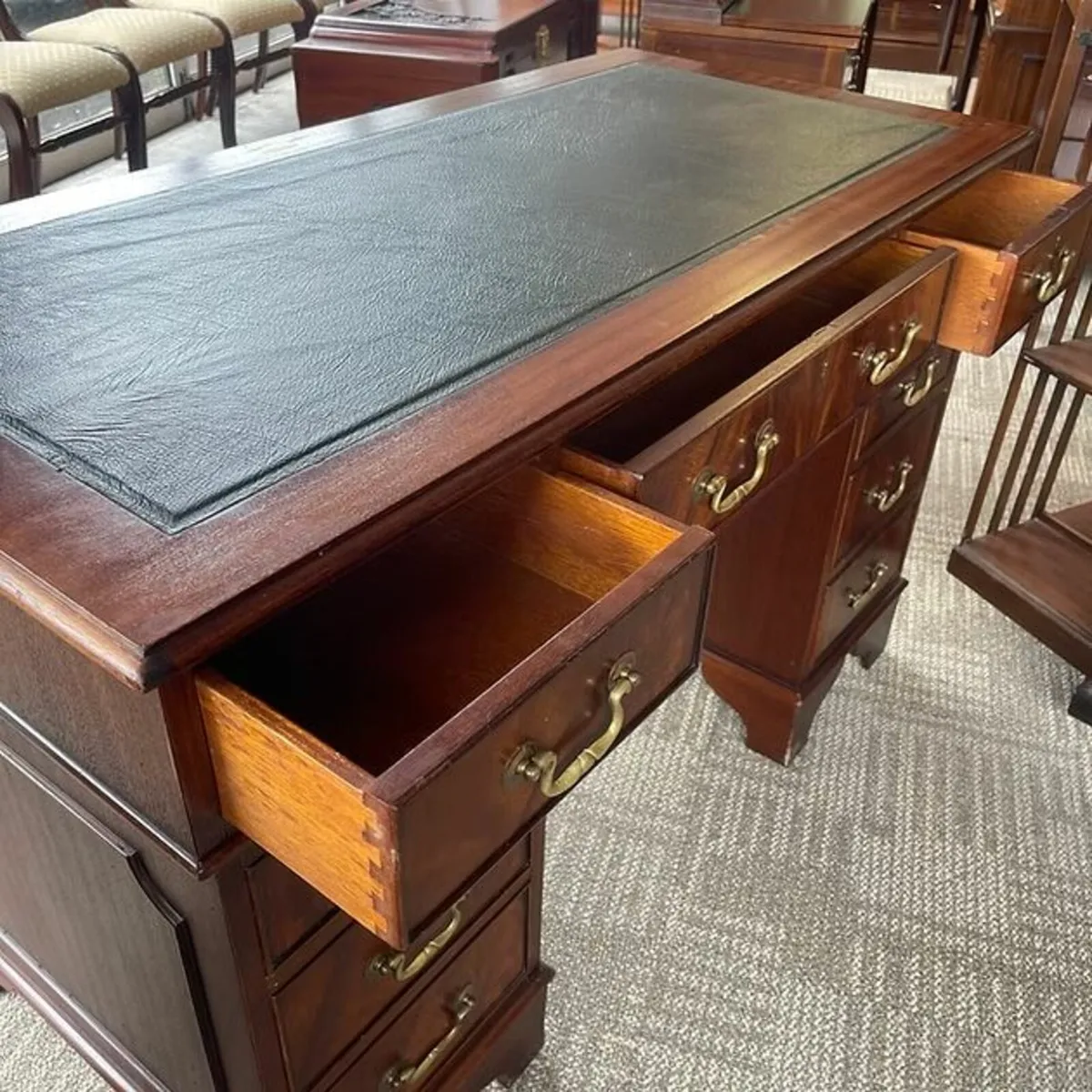 Beautiful mahogany twin pedestal writing desk - Image 4