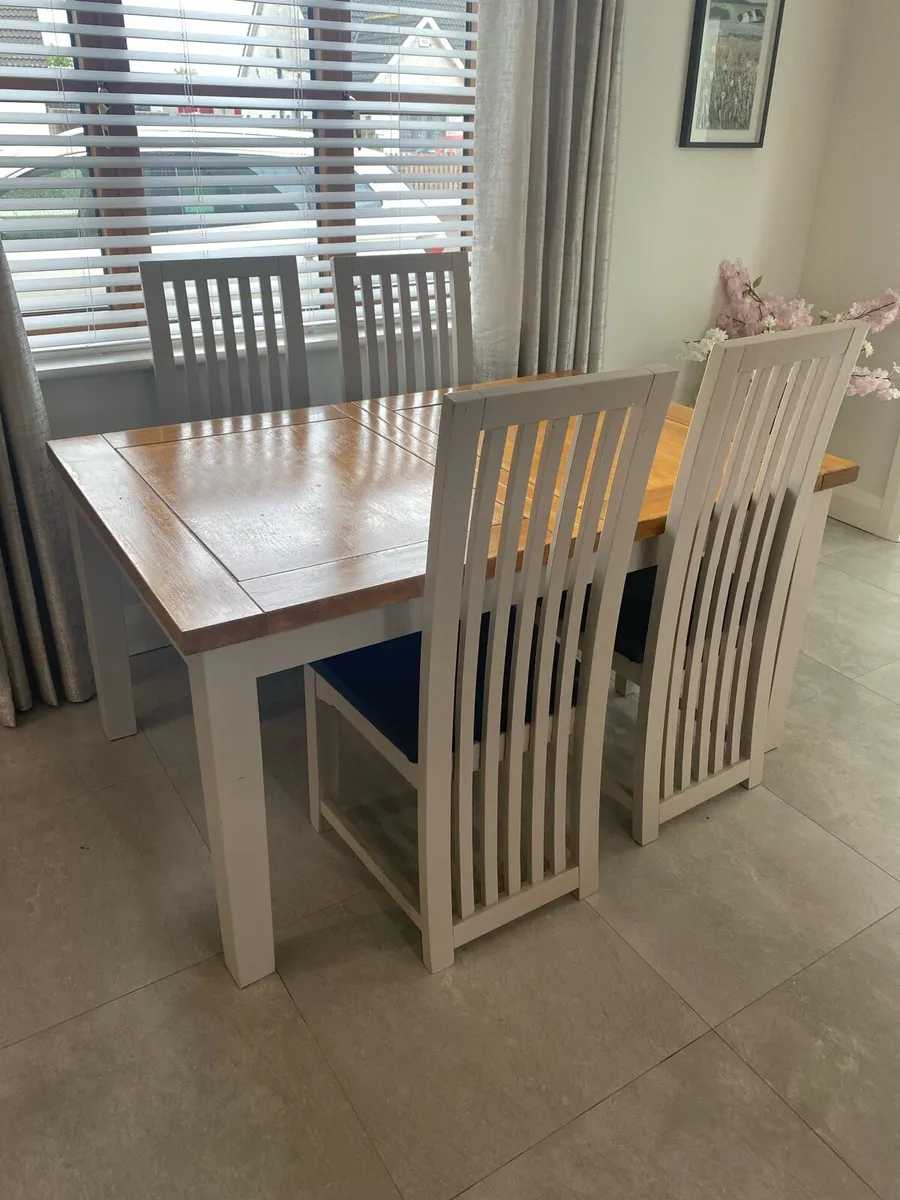 Table and 4 chairs - Image 1