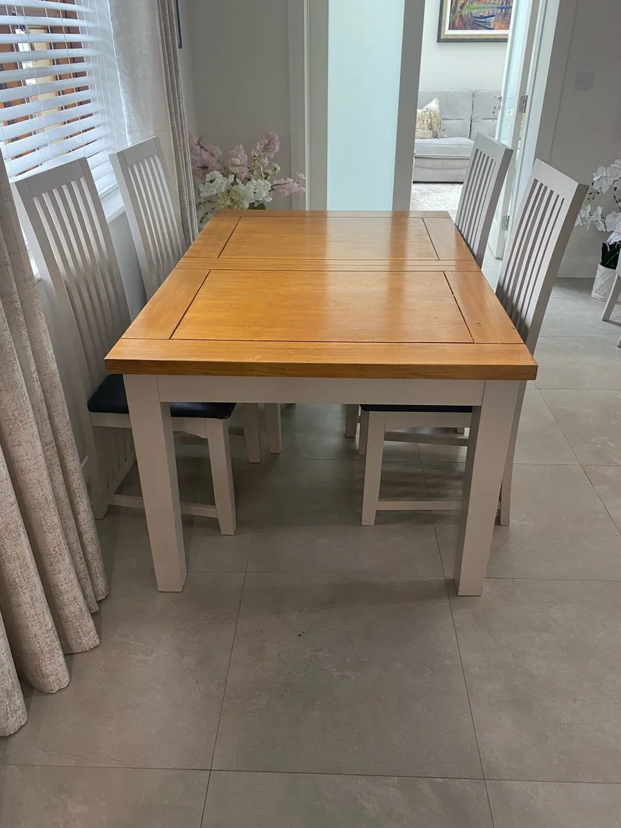 Table and 4 chairs - Image 2