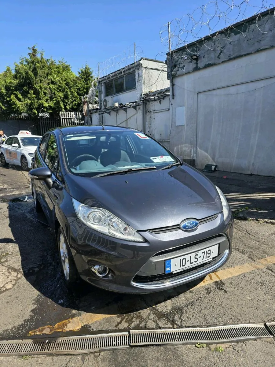 Ford fiesta 2010 tax 08/ 25 - Image 1