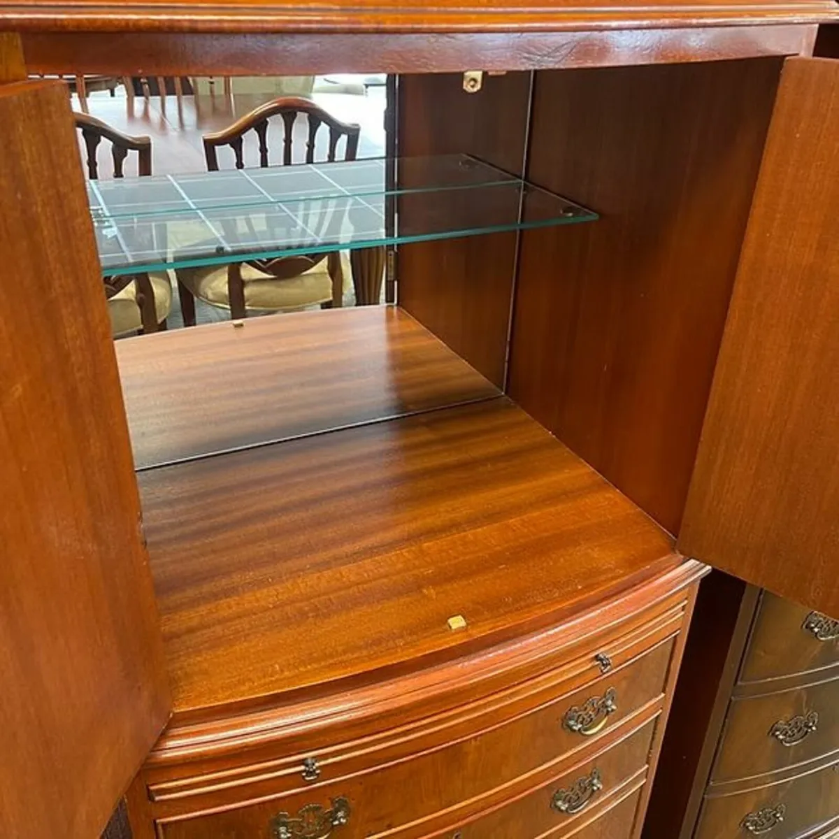 Beautiful yew drinks cabinet - Image 2