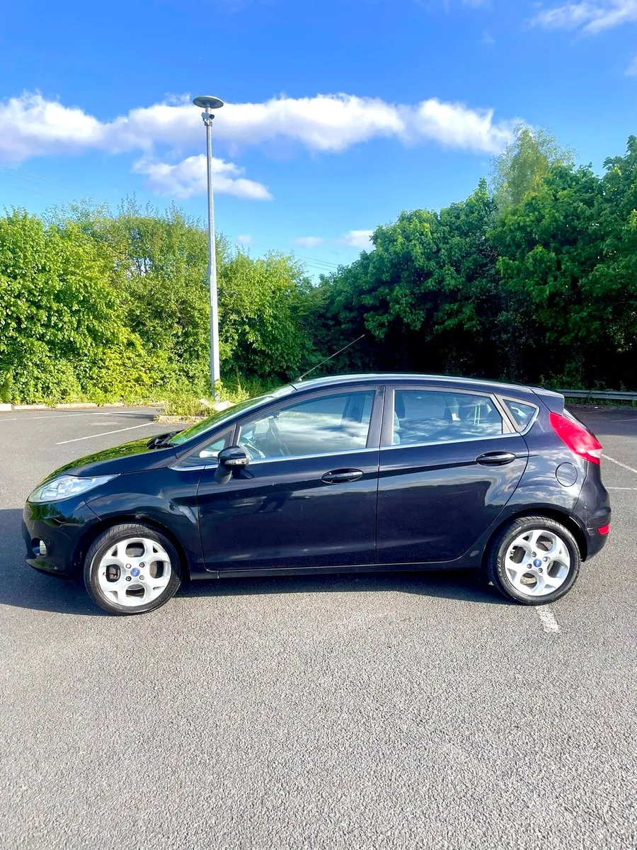 Black 2011 Ford Fiesta - Image 3