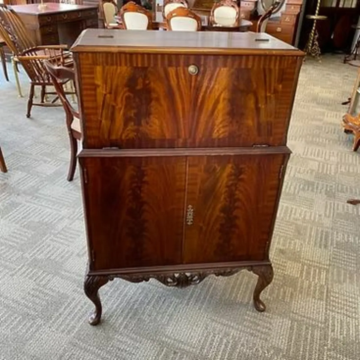 Stunning mahogany flamed cocktail drinks cabinet. - Image 1