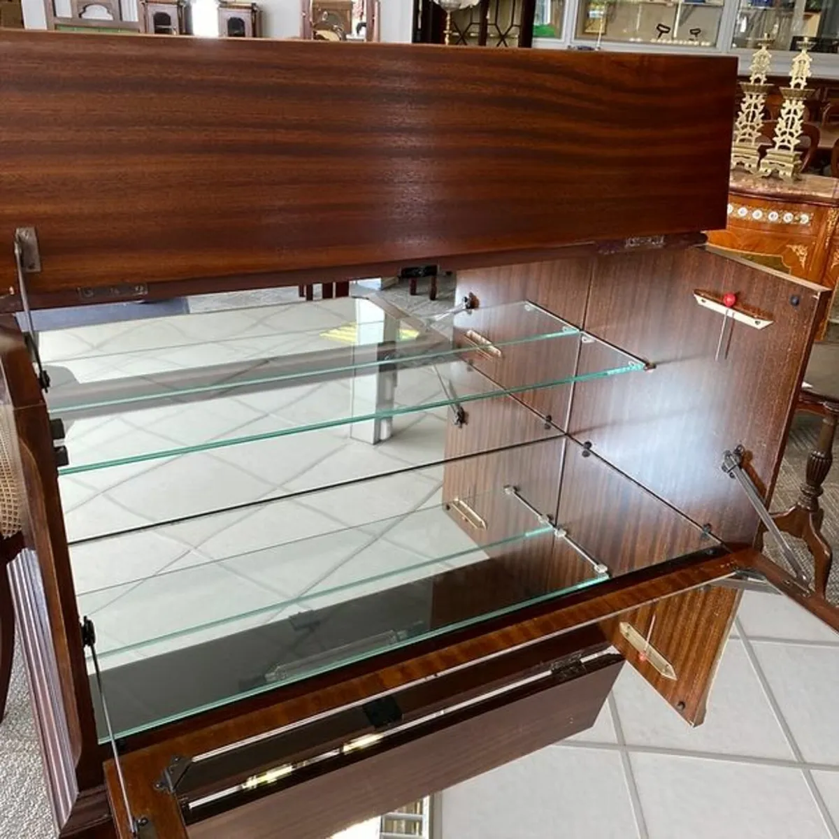 Stunning mahogany flamed cocktail drinks cabinet. - Image 2