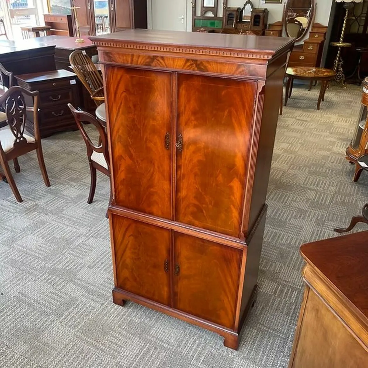 Fabulous mahogany flamed cocktail, drinks cabinet. - Image 1