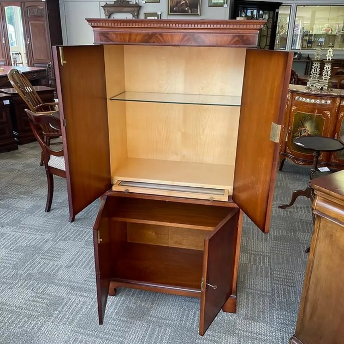 Fabulous mahogany flamed cocktail, drinks cabinet. - Image 2