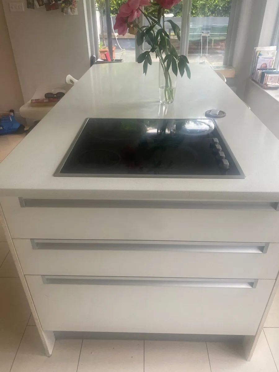 Kitchen island and hob - Image 1