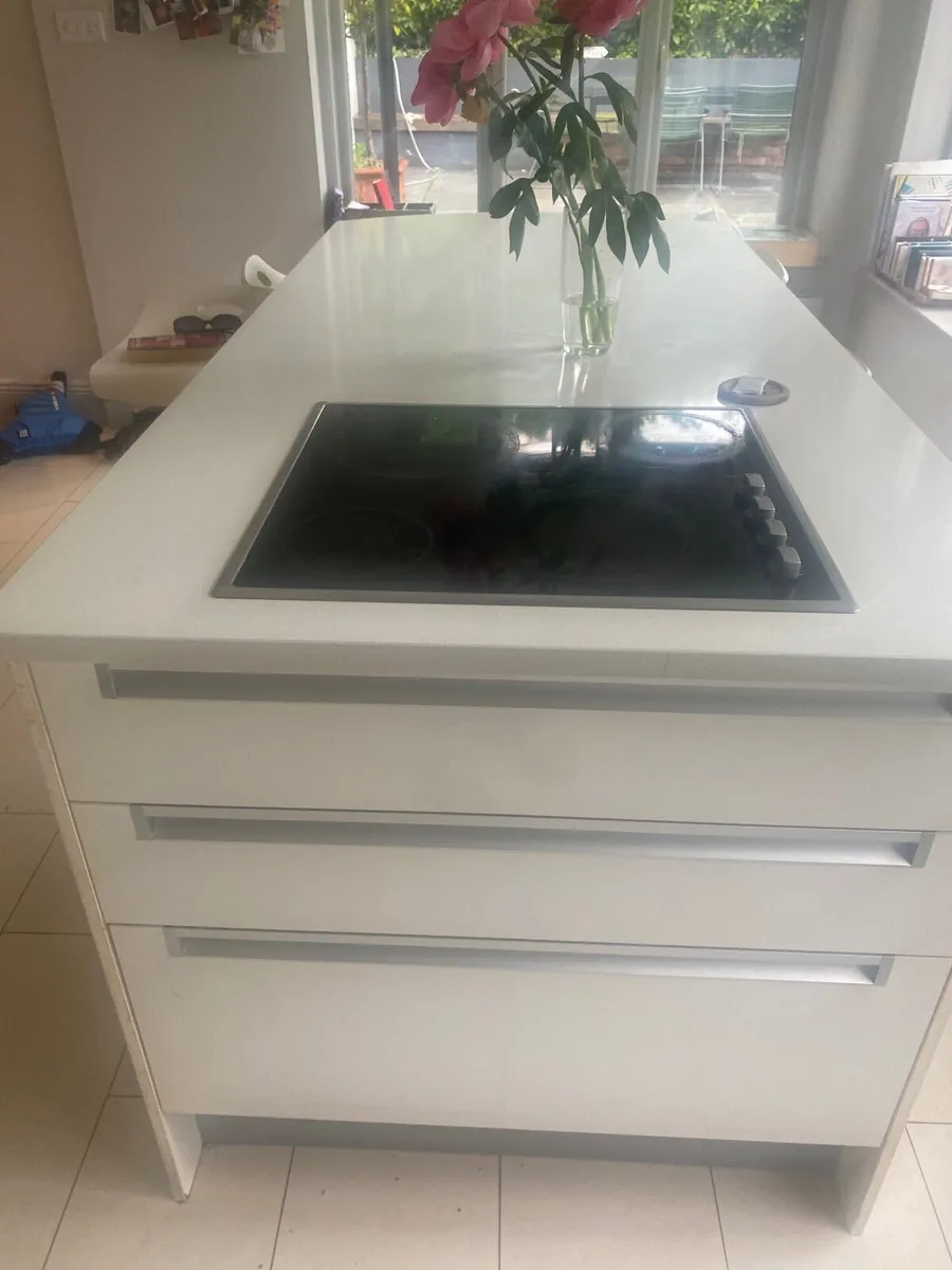 Kitchen island and hob - Image 2