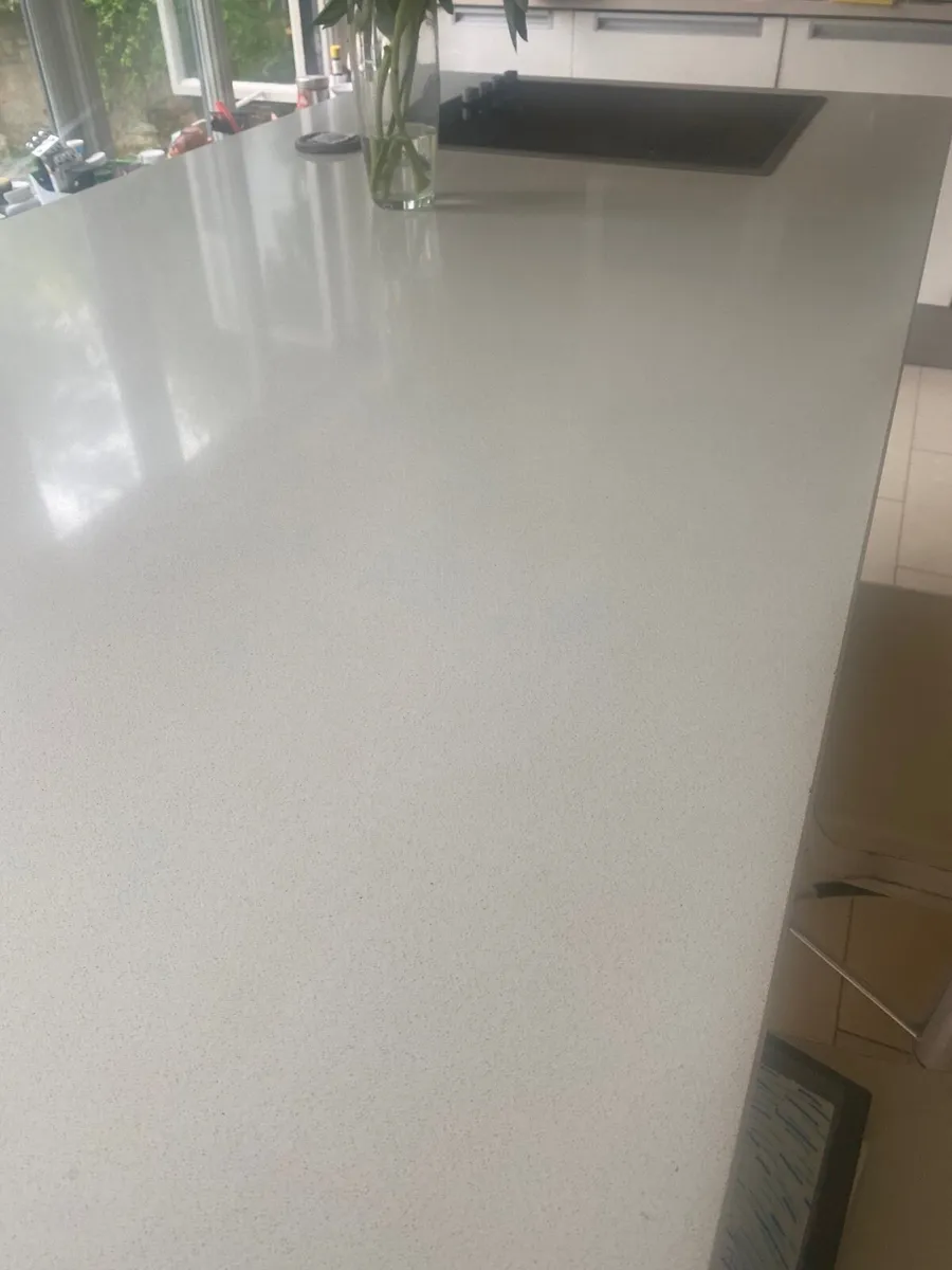 Kitchen island and hob - Image 3