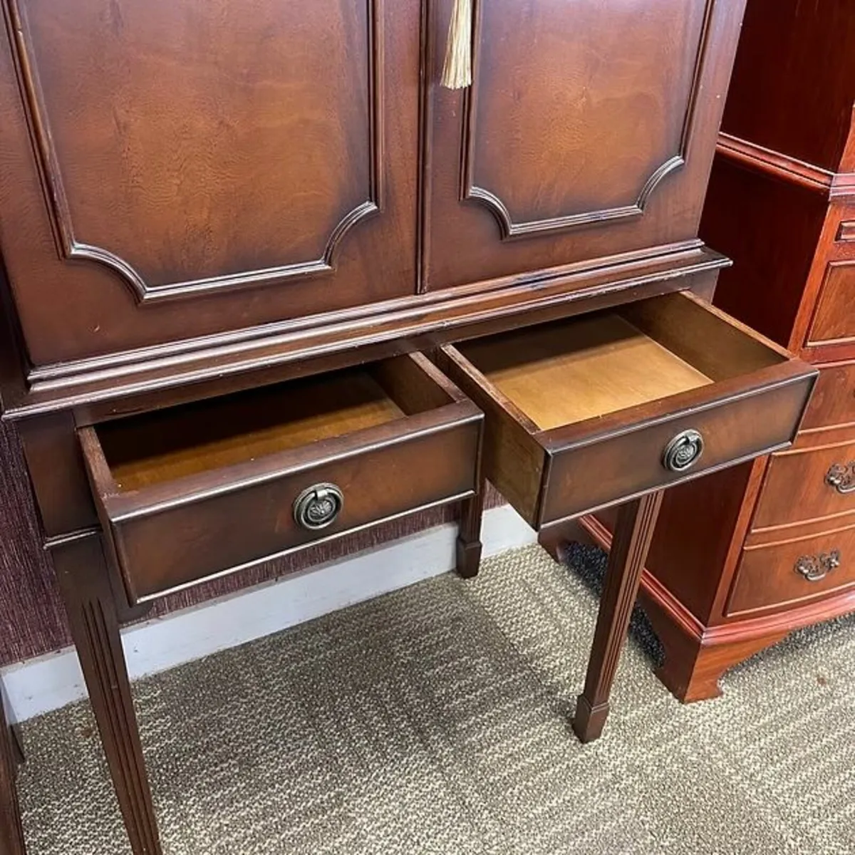 Fabulous mahogany flamed two door drinks cabinet. - Image 2