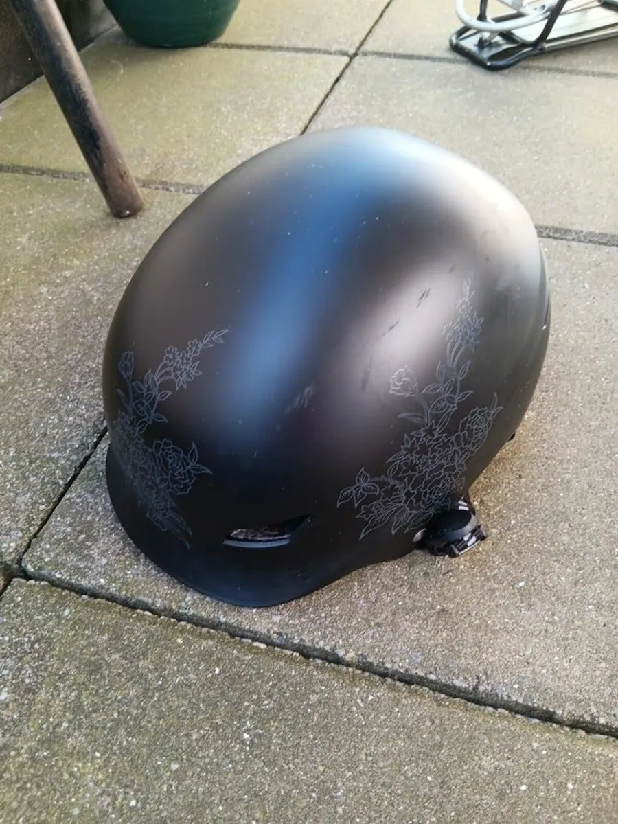 three bike helmets - Image 4