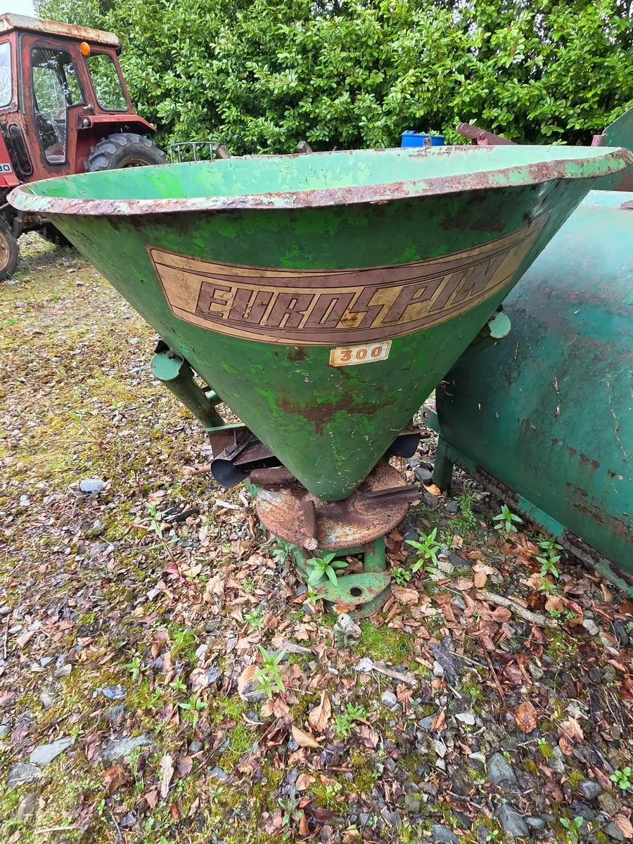 Fertiliser spreader - Image 1